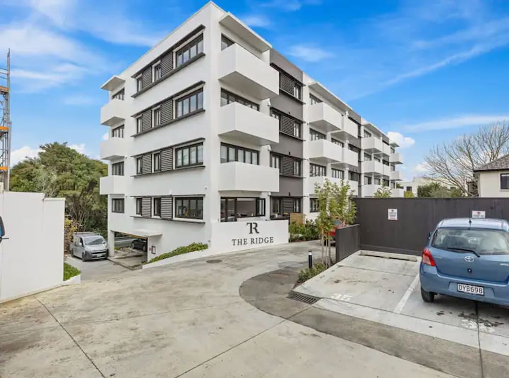 Convenient Modern 2-Bedroom Unit With Free Parking