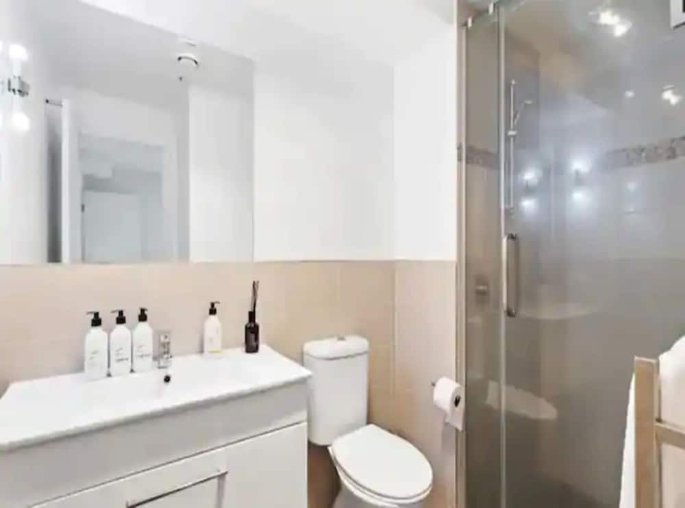 Central Modern Apt. w/ Working Space Zodiak Stays