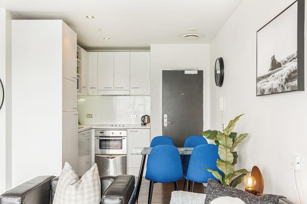 Luxury 2BR Apt– Pool, Gym, Prime Spot Zodiak Stays