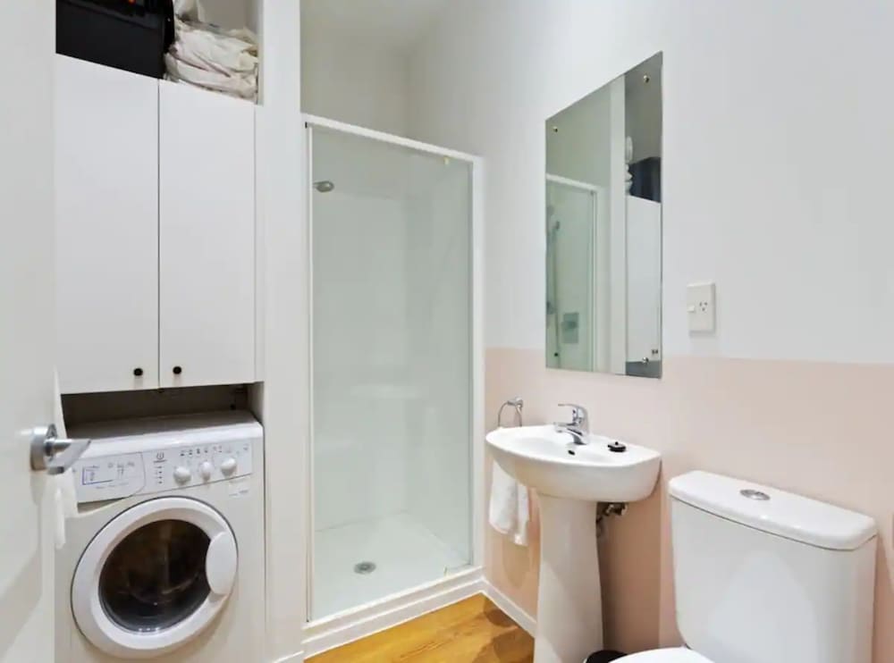 Cosy & Comfy studio on Queen St. by Zodiak Stays