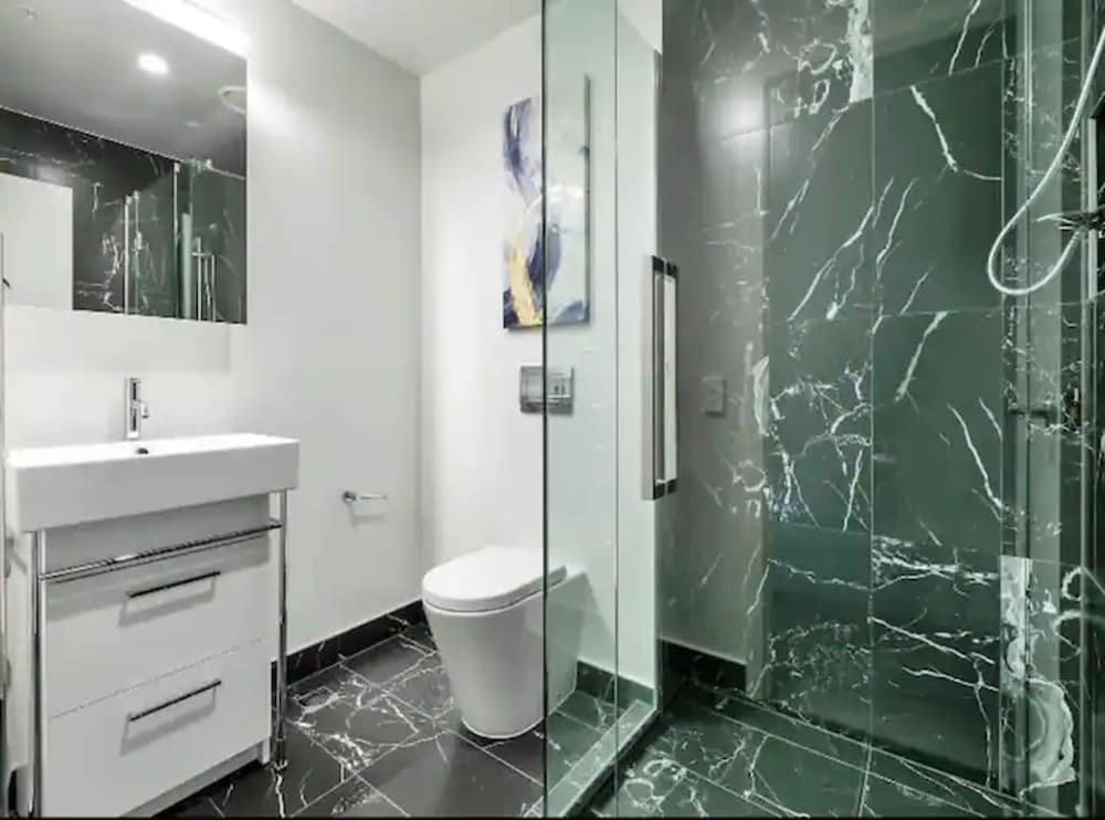 Stylish 2-Storey Retreat With Parking Zodiak Stays