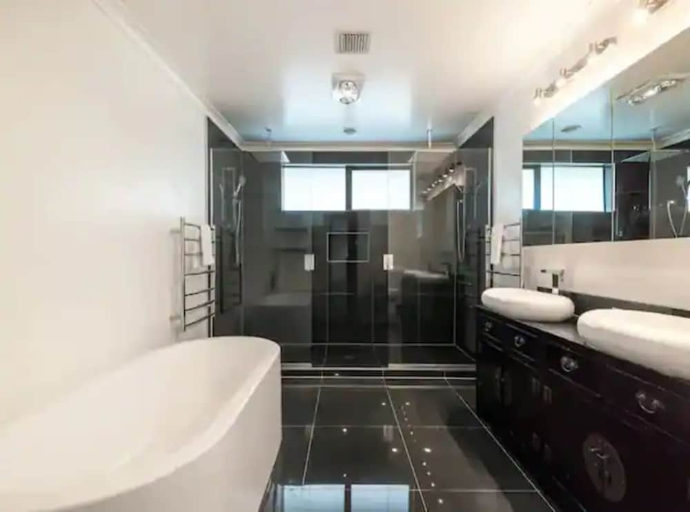 North Shore Mansion With 20M Pool