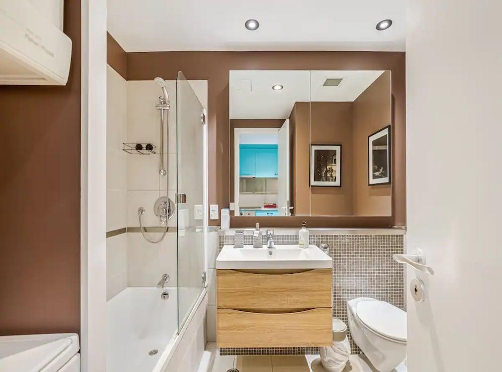 One-bedroom loft in Viaduct by Zodiak Stays