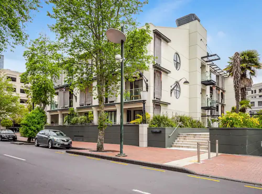 One-bedroom loft in Viaduct by Zodiak Stays