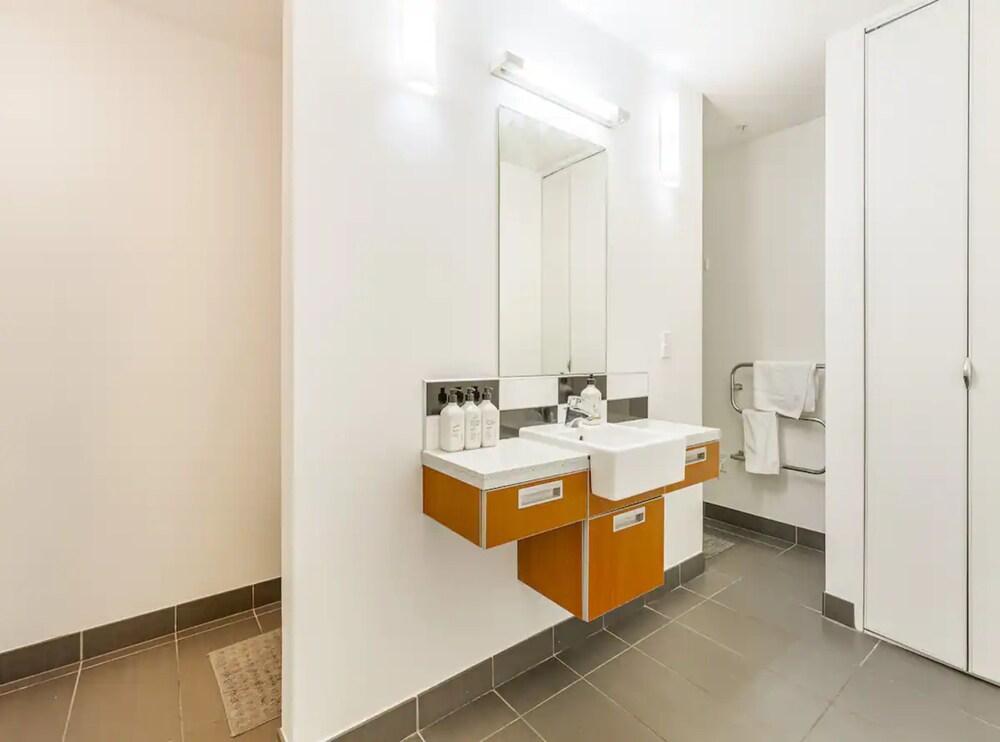 Stylish City Pad Near Sky Tower!