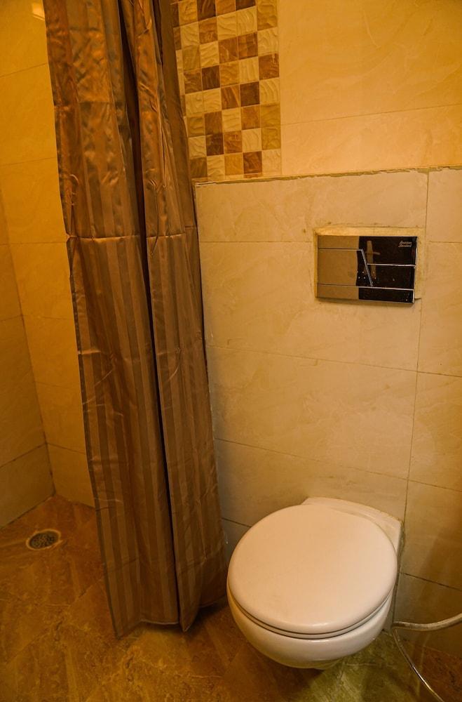 Montrose 11 Boutique