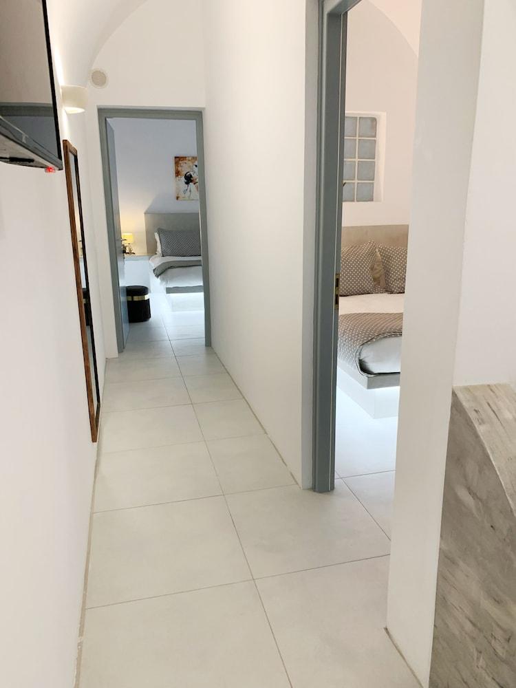 Poli Cave House - Fira Santorini