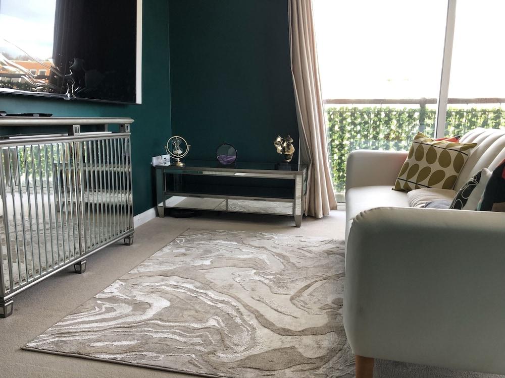 Beautiful 1-bed Apartment in Redhill