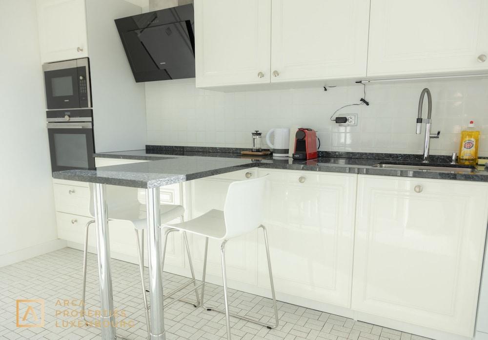 Modern Chic 2BR Apt W Balc close 2 cntr