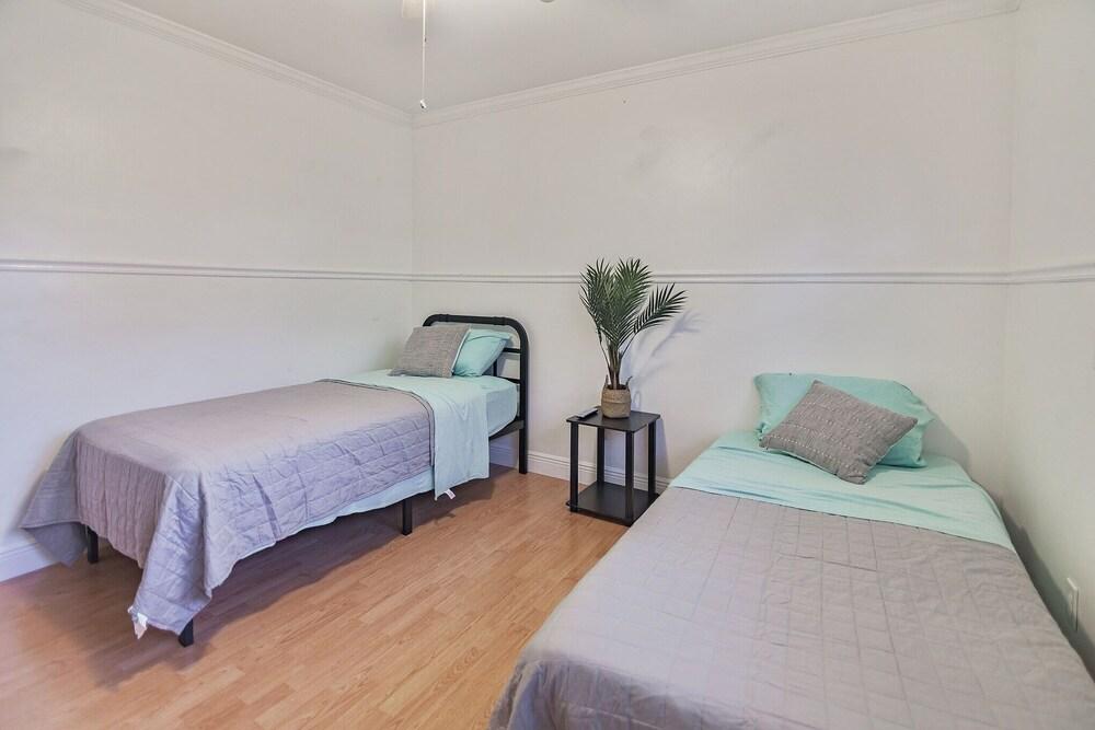 Ryan's Place: Beautiful Outdoor Pool And Living Space - Plus A Firepit 3 Bedroom Home by Redawning