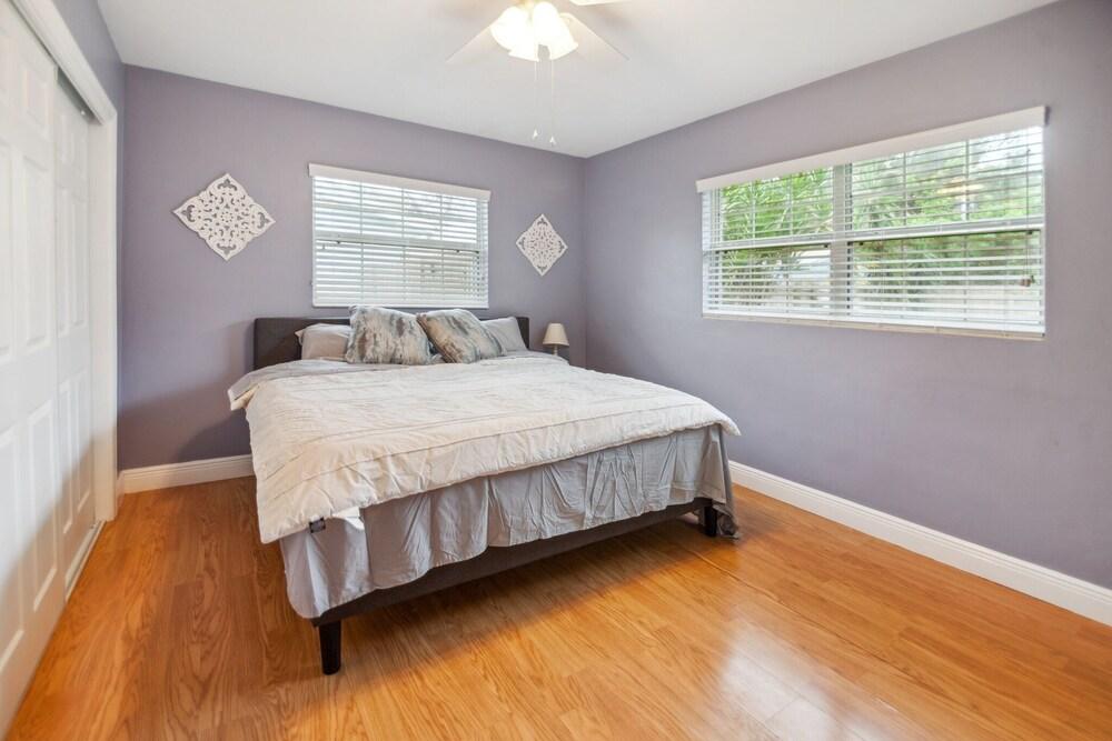 Ryan's Place: Beautiful Outdoor Pool And Living Space - Plus A Firepit 3 Bedroom Home by Redawning