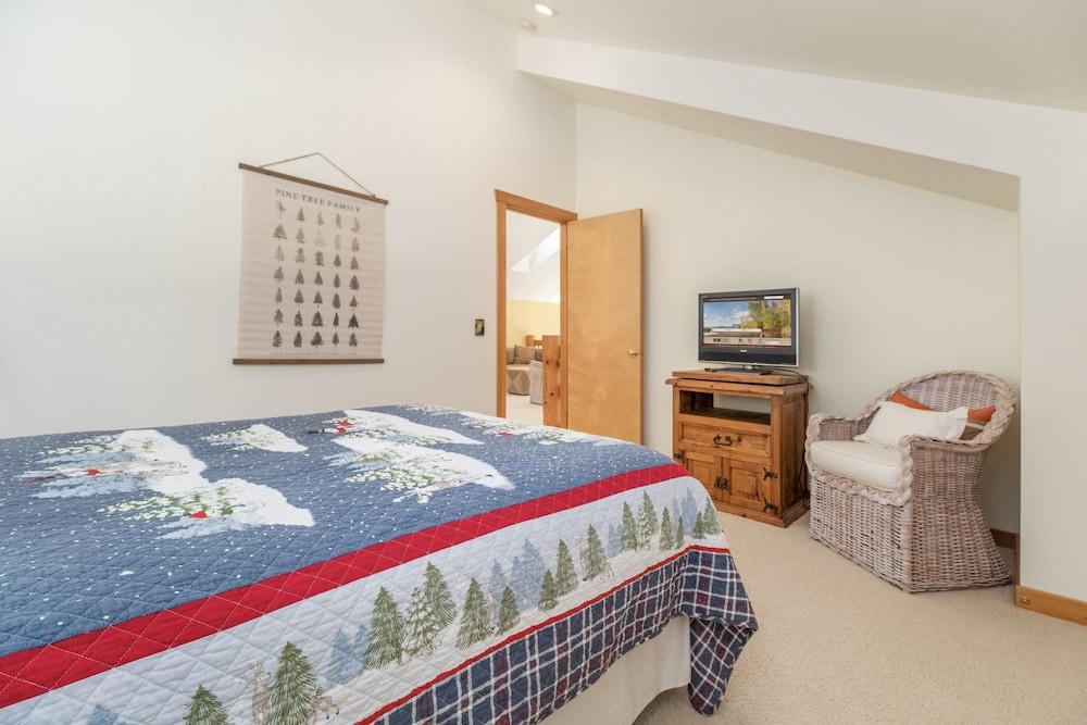 Pine Tree Cottage 3 Bedroom Home by NW Comfy Cabins by RedAwning