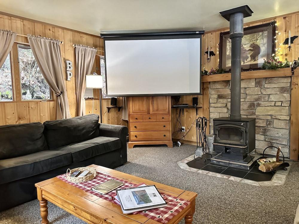 Bear Paw 2 Bedroom Home by NW Comfy Cabins by RedAwning