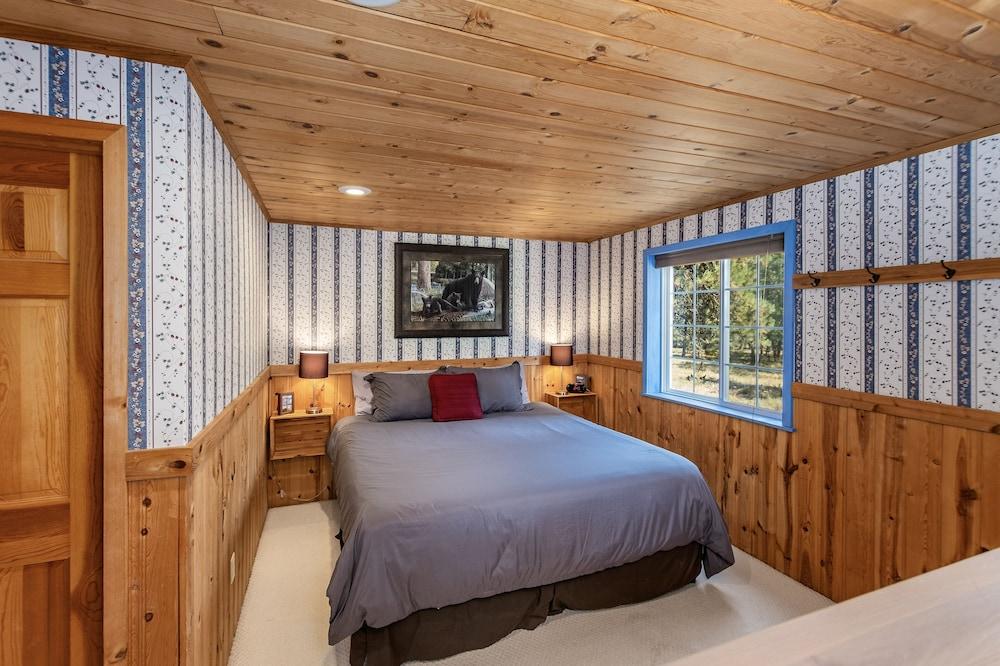 Pine Acres 4 Bedroom Home by NW Comfy Cabins by RedAwning