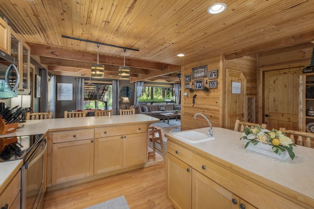 Thyme Out 2 Bedroom Home by NW Comfy Cabins by RedAwning