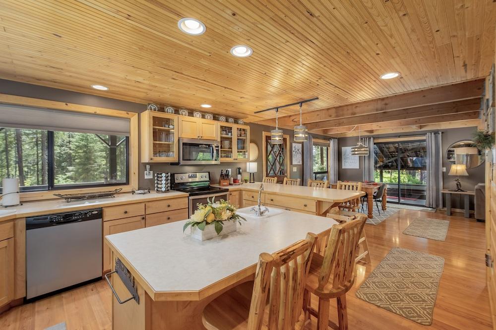 Thyme Out 2 Bedroom Home by NW Comfy Cabins by RedAwning