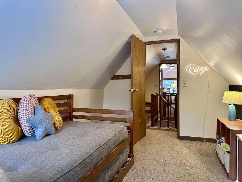 Trobele 3 Bedroom Home by NW Comfy Cabins by RedAwning