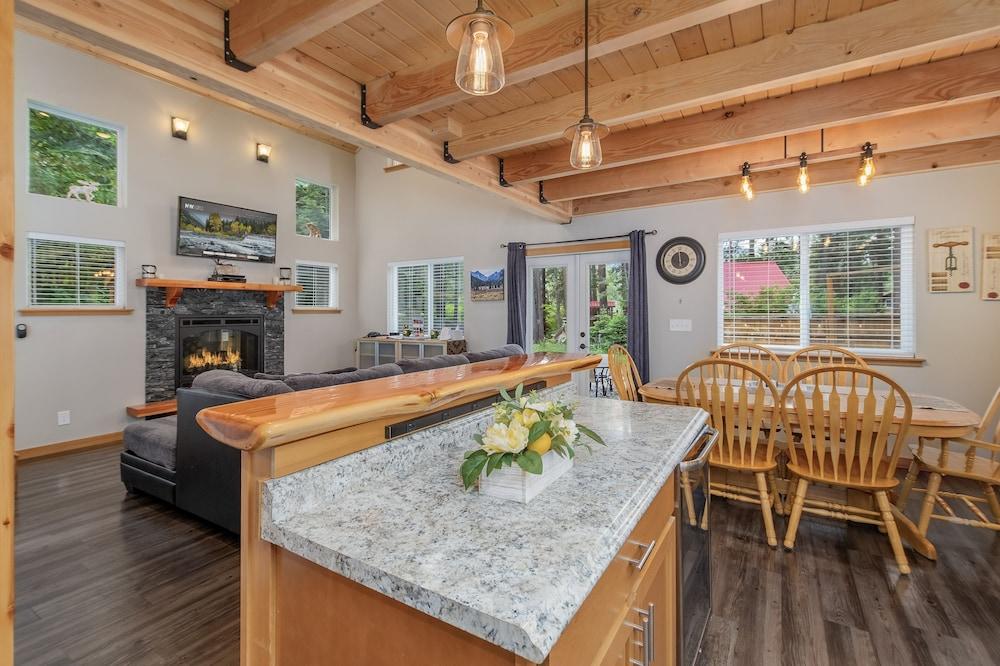 Compass Cabin 2 Bedroom Homeby NW Comfy Cabins by RedAwning