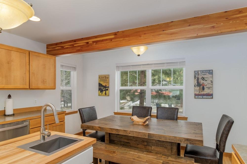 Just Plain Getaway 3 Bedroom Home by NW Comfy Cabins by RedAwning