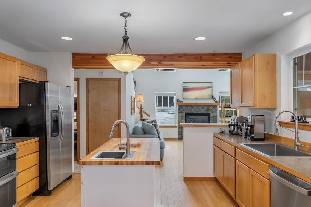 Just Plain Getaway 3 Bedroom Home by NW Comfy Cabins by RedAwning