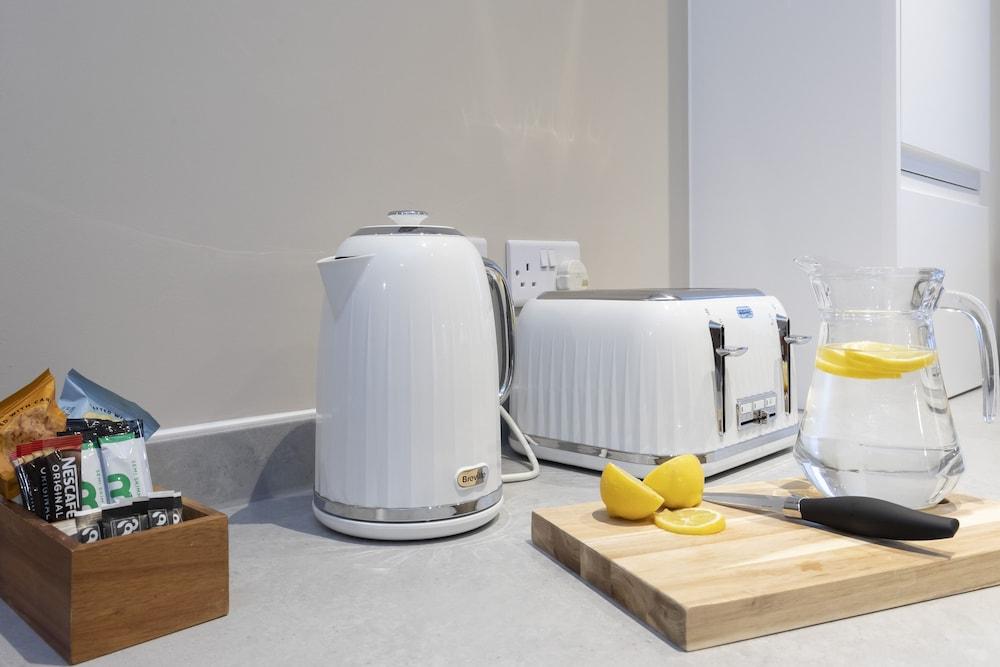 Elliot Oliver - Chic 2 Bedroom Town Centre Apartment