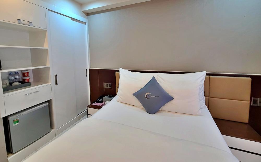 HANZ The Moon Hotel 1