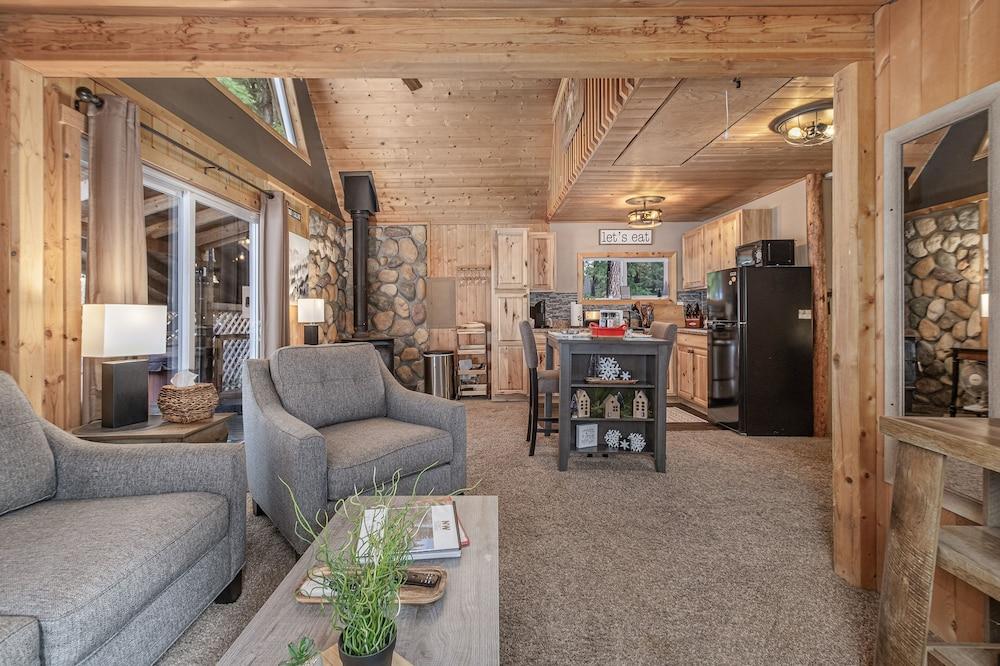 Camp David 1 Bedroom Home by NW Comfy Cabins