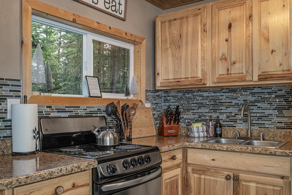 Camp David 1 Bedroom Home by NW Comfy Cabins
