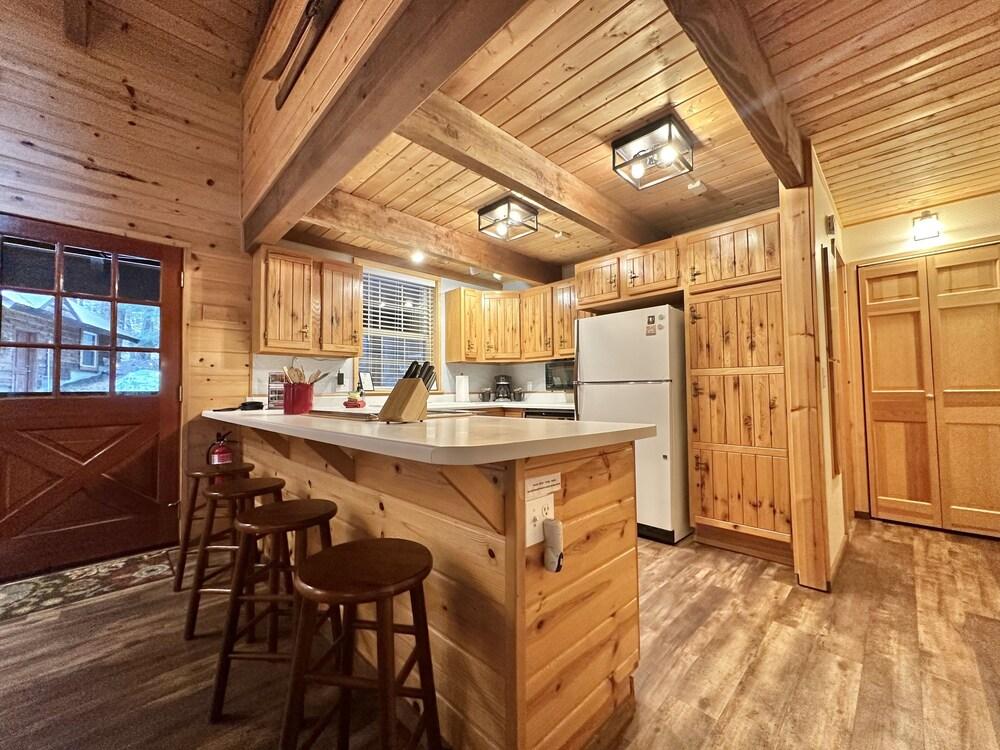 Chipmunk Lodge 2 Bedroom Home by NW Comfy Cabins by RedAwning