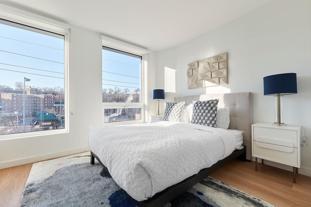 NEW Fab 4 BR - Outdoor Deck - gym - Mins to NYC