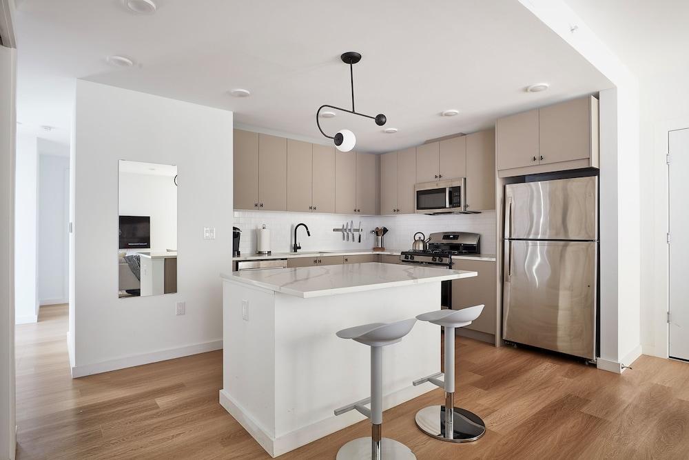 NEW Fab 4 BR - Outdoor Deck - gym - Mins to NYC