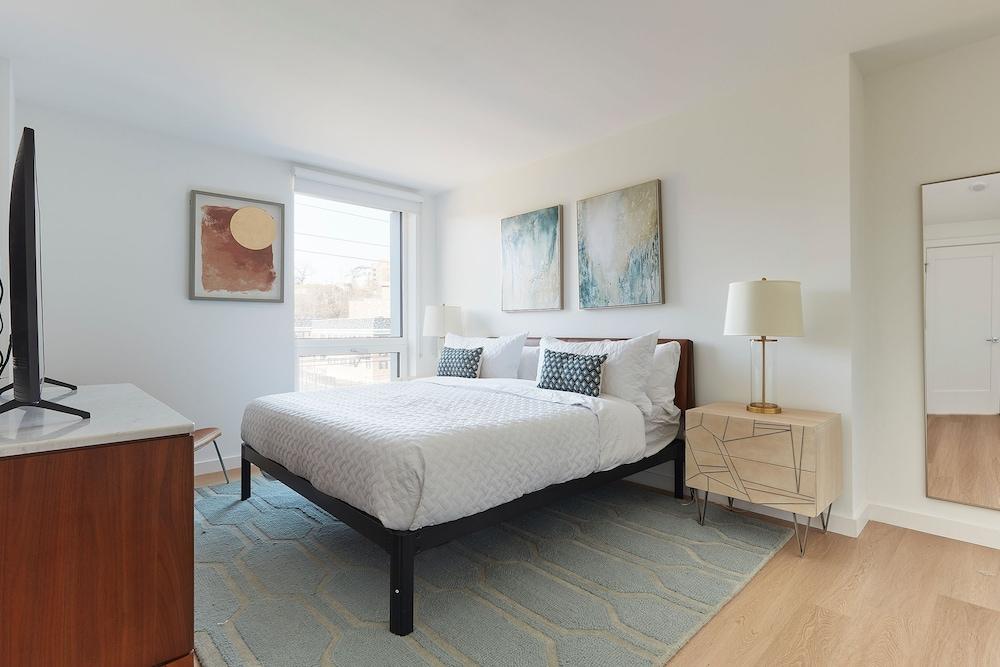 Modern 3 BR Loft -shared Deck - gym - Mins to NYC