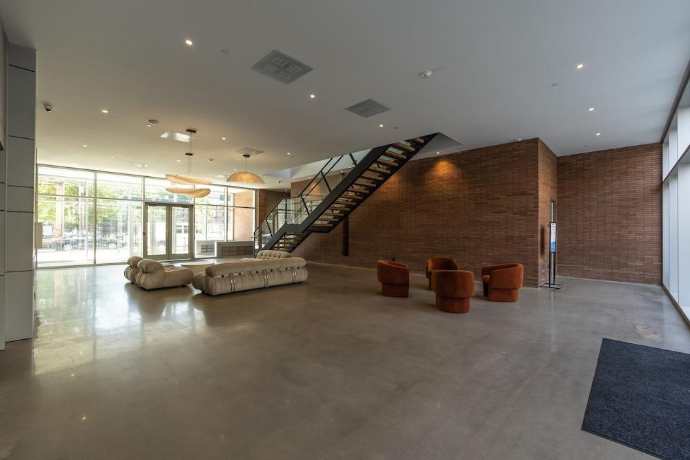 Airy 3 BR Flat w Shared Deck - gym - Mins to NYC