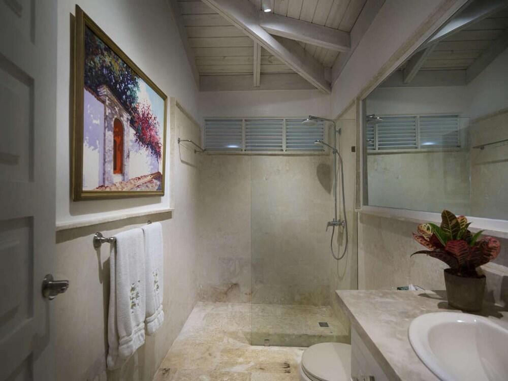 Sunny Vacation Villa 16