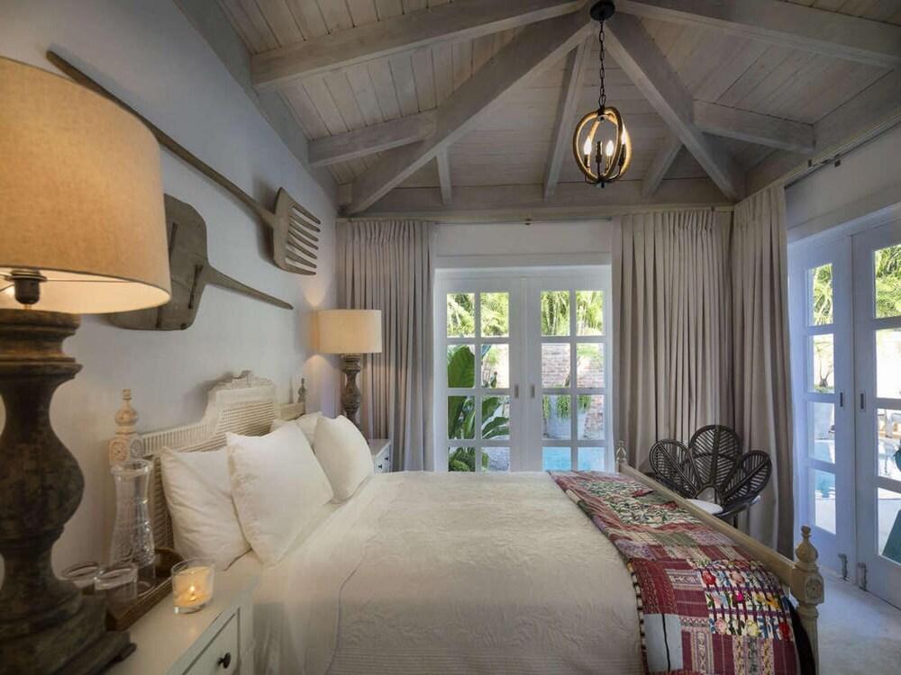 Sunny Vacation Villa 16