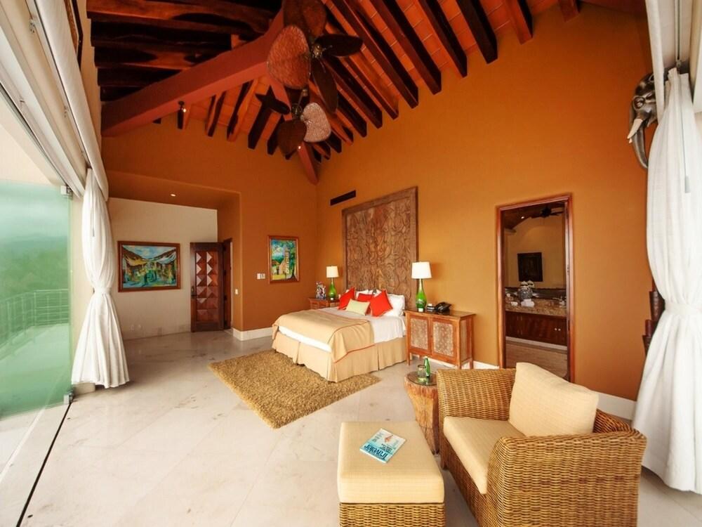 Sunny Vacation Villa 95