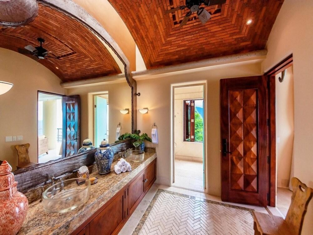 Sunny Vacation Villa 95