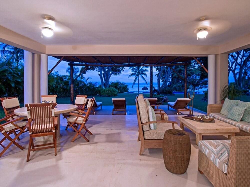 Sunny Vacation Condo 9