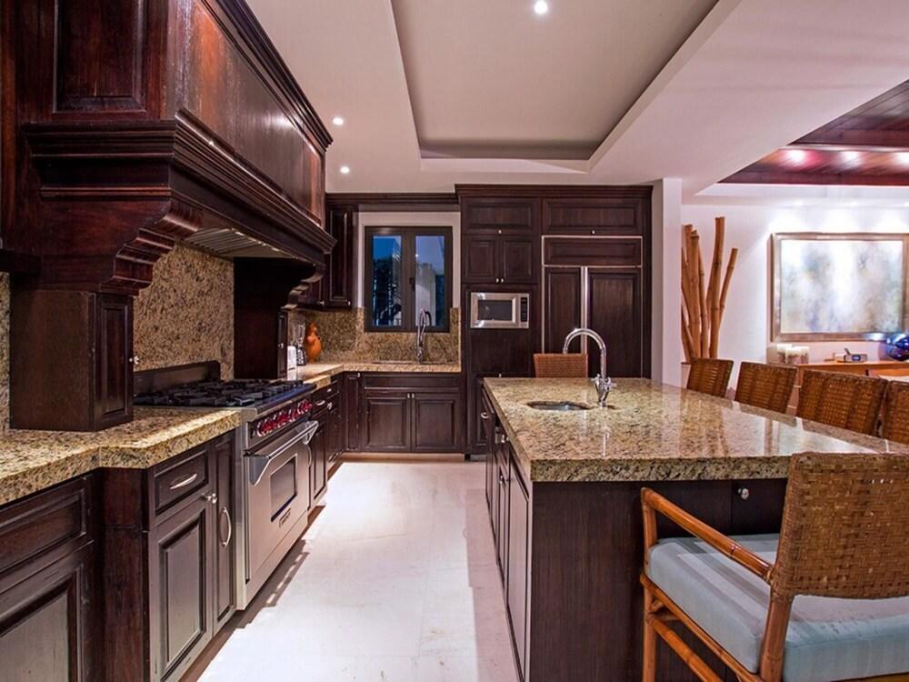 Sunny Vacation Condo 9