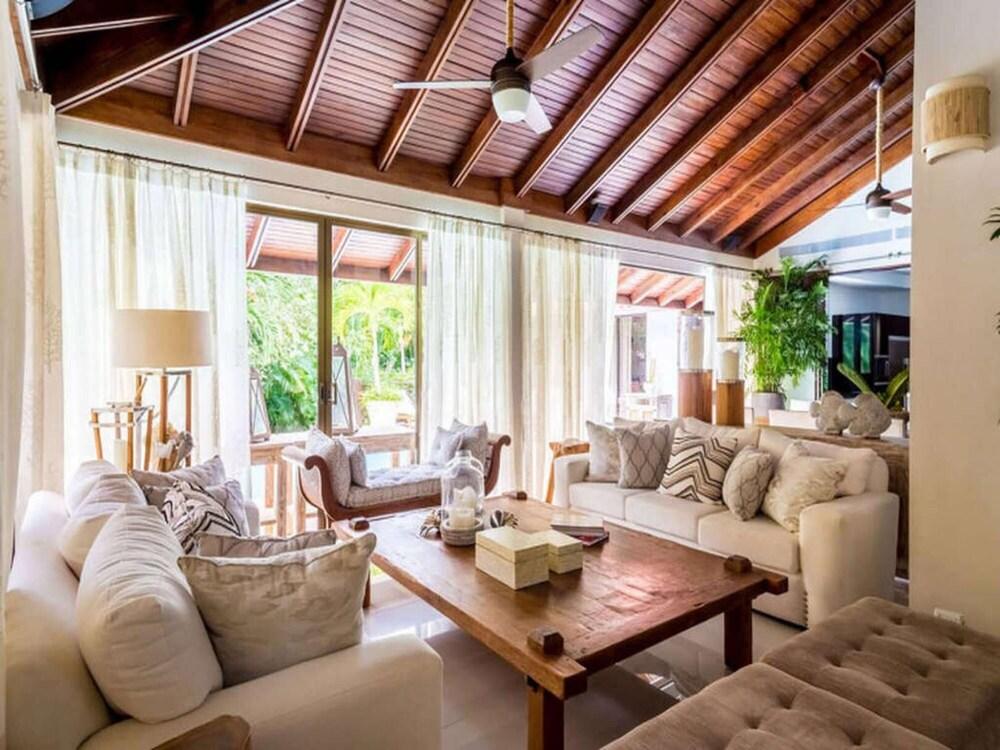 Sunny Vacation Villa 62