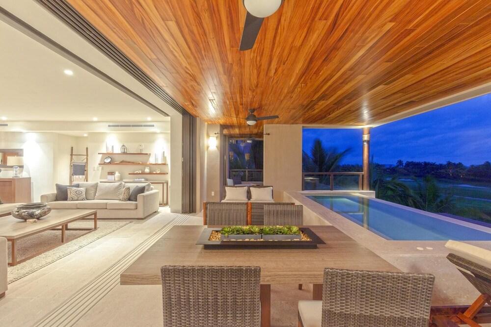 Sunny Vacation Condo 4