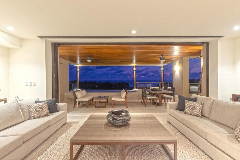 Sunny Vacation Condo 4