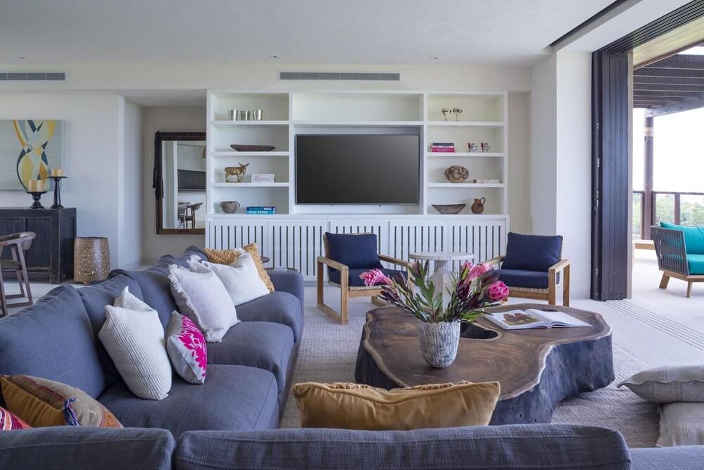 Sunny Vacation Condo 5