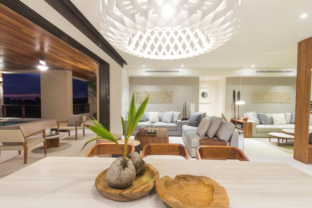 Sunny Vacation Condo 6