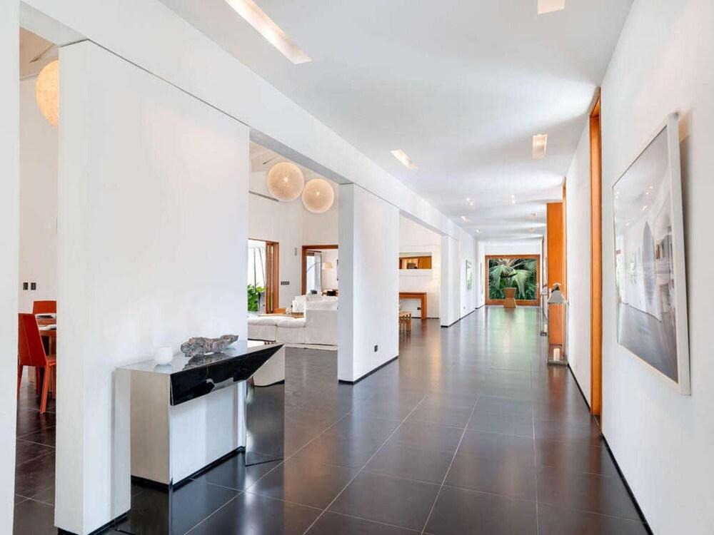 Sunny Vacation Villa 80