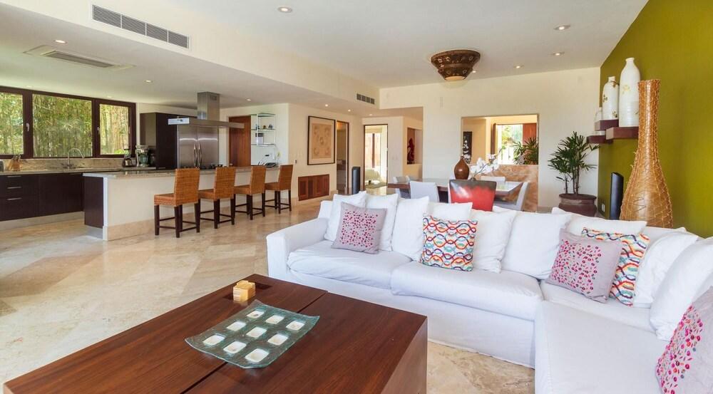 Sunny Vacation Villa 79