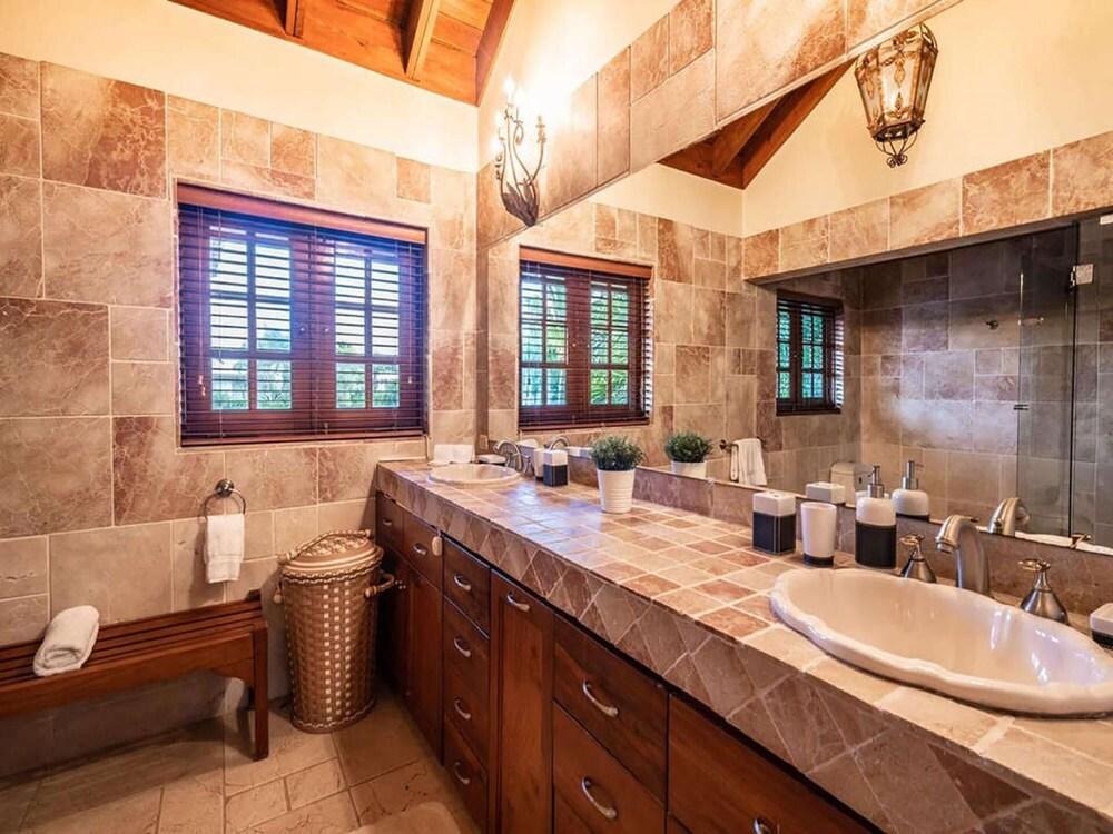 Sunny Vacation Villa 52