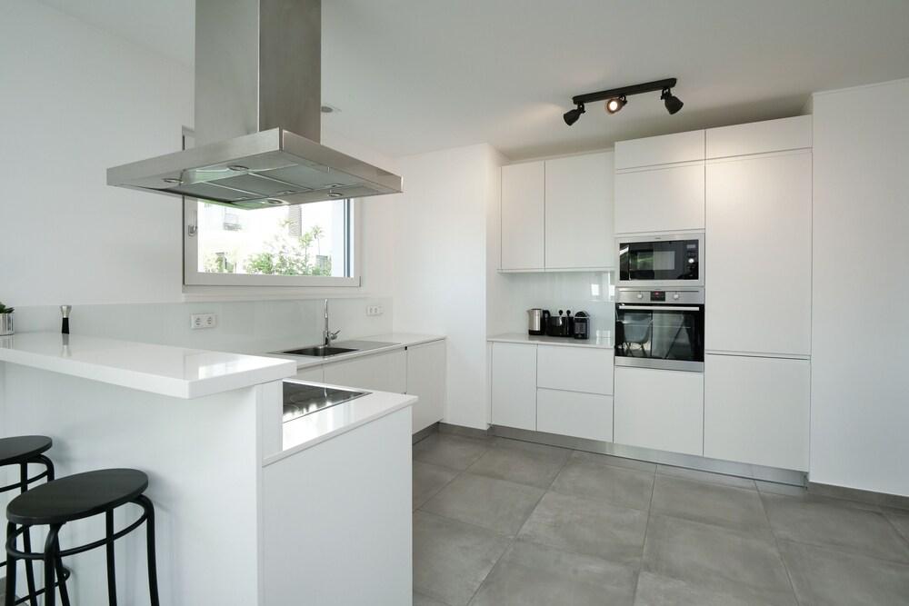 2BR Apt 100 m2 w Terrace Garden & Pkg