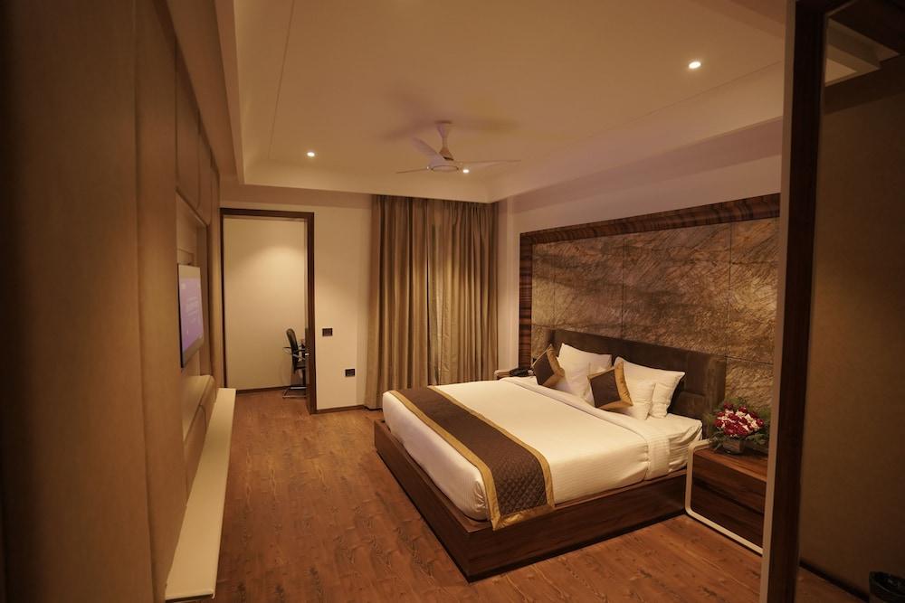 Classic Sapphire Ananta Bundi