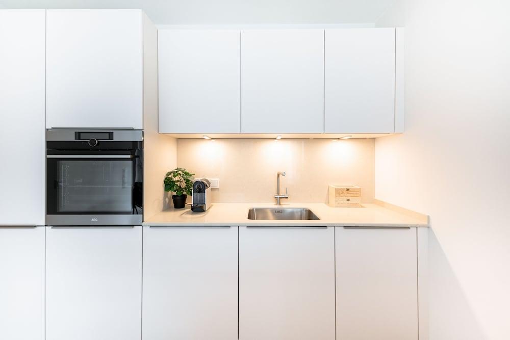 New high-end 2 BR Penthouse w Balcony